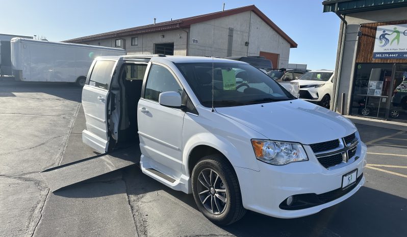 2017 Dodge Grand Caravan SXT | VMI Northstar Power Infloor Wheelchair Accessible Conversion full