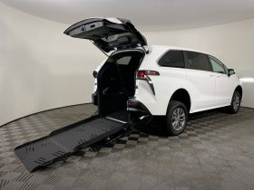 2025 Toyota Sienna LE | VMI Manual Rear Entry ADA Wheelchair Conversion