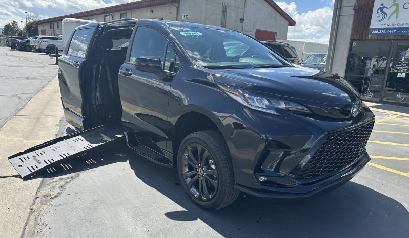 2025 Toyota Sienna Hybrid XSE Plus |  BraunAbility Side-Entry Foldout XT Power Ramp full