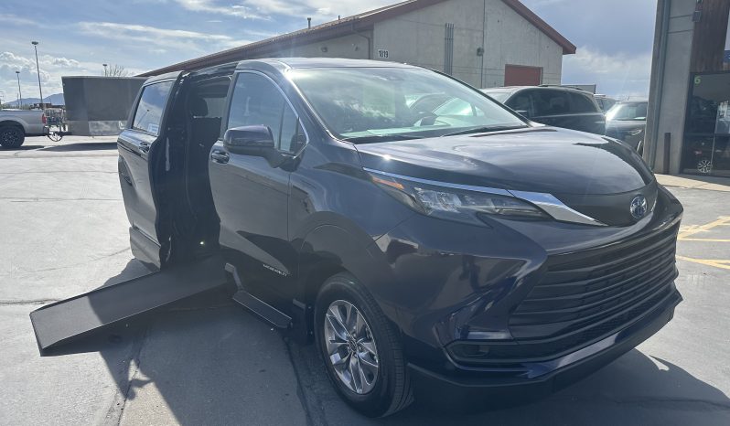 2025 Toyota Sienna Hybrid LE  |  Vantage Mobility Northstar Power Wheelchair Accessible Conversion full