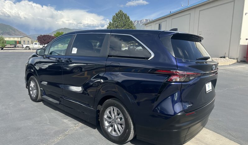2025 Toyota Sienna Hybrid LE  |  Vantage Mobility Northstar Power Wheelchair Accessible Conversion full