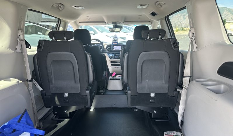 2023 Chrysler Voyager LX  | NEW BraunAbility Manual Rear Entry Wheelchair Conversion full