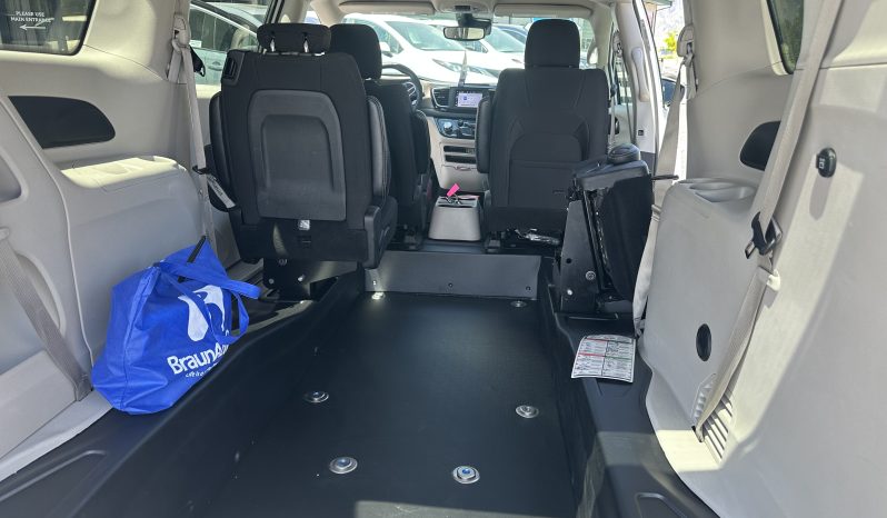 2023 Chrysler Voyager LX  | NEW BraunAbility Manual Rear Entry Wheelchair Conversion full