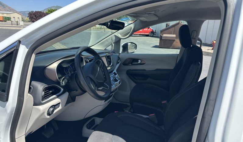 2023 Chrysler Voyager LX  | NEW BraunAbility Manual Rear Entry Wheelchair Conversion full