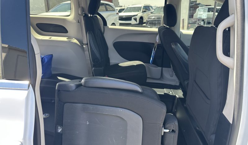 2023 Chrysler Voyager LX  | NEW BraunAbility Manual Rear Entry Wheelchair Conversion full