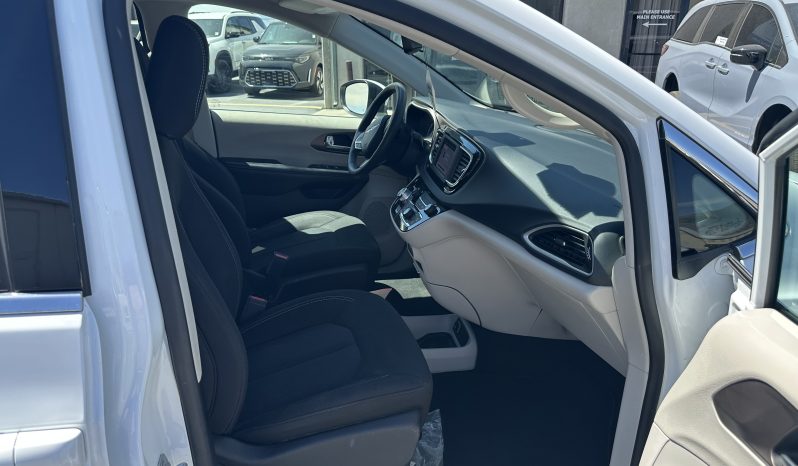2023 Chrysler Voyager LX  | NEW BraunAbility Manual Rear Entry Wheelchair Conversion full