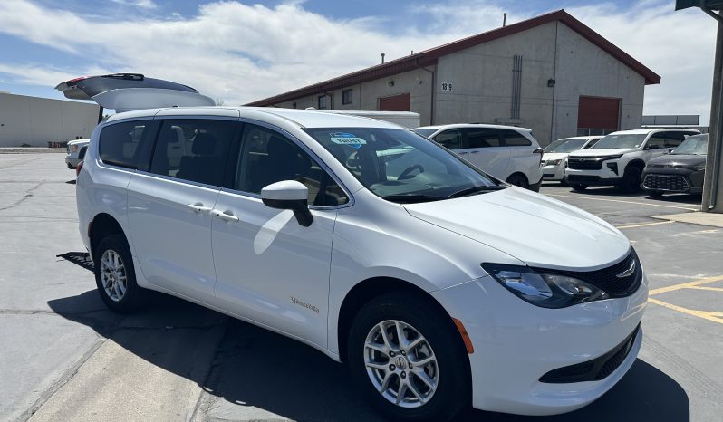 2023 Chrysler Voyager LX  | NEW BraunAbility Manual Rear Entry Wheelchair Conversion full