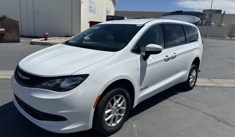 2023 Chrysler Voyager LX  | NEW BraunAbility Manual Rear Entry Wheelchair Conversion full