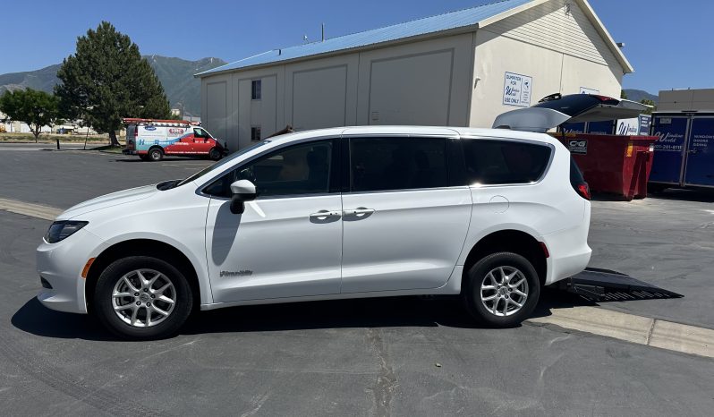 2023 Chrysler Voyager LX  | NEW BraunAbility Manual Rear Entry Wheelchair Conversion full