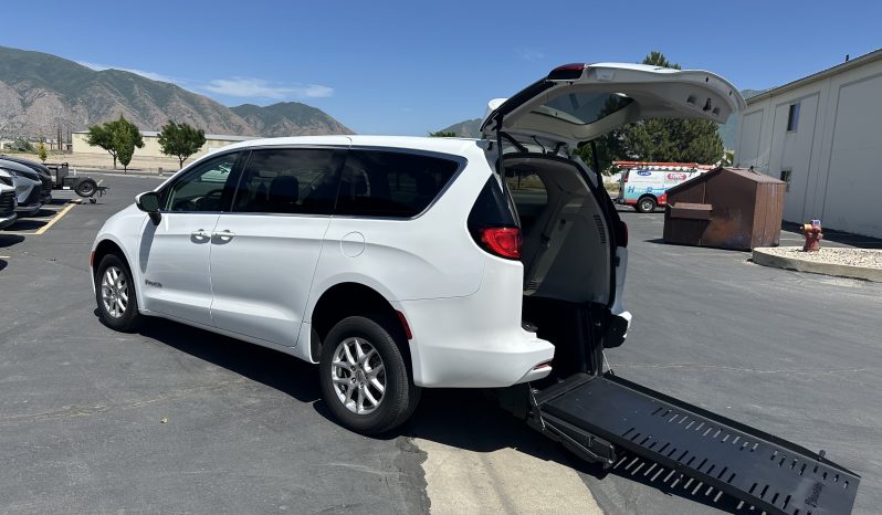 2023 Chrysler Voyager LX  | NEW BraunAbility Manual Rear Entry Wheelchair Conversion full