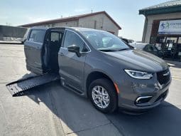2025 Chrysler Pacifica Safety Plus DVD Sunroof  | NEW BraunAbility XT Power Fold Out Wheelchair Conversion full