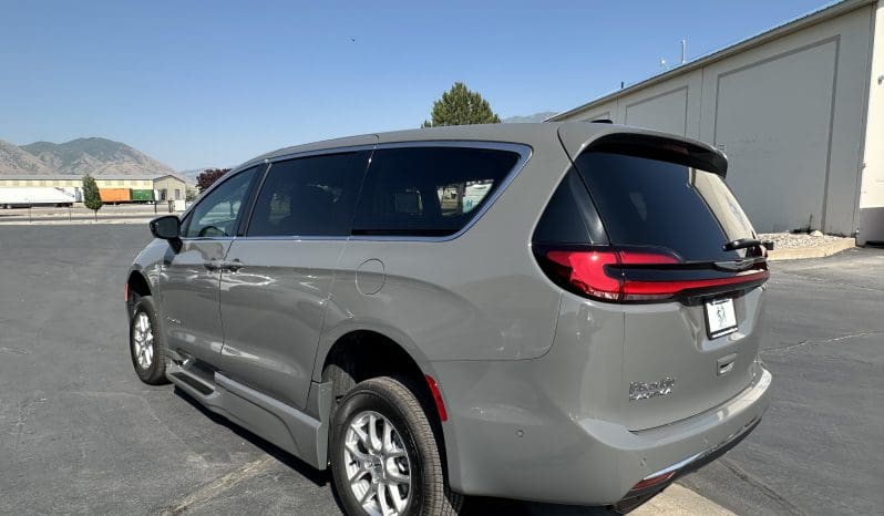 2025 Chrysler Pacifica Safety Plus DVD Sunroof  | NEW BraunAbility XT Power Fold Out Wheelchair Conversion full