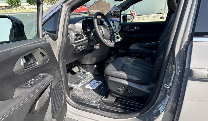 2025 Chrysler Pacifica Safety Plus DVD Sunroof  | NEW BraunAbility XT Power Fold Out Wheelchair Conversion full