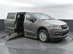 2025 Chrysler Pacifica Safety Plus DVD Sunroof  | NEW BraunAbility XT Power Fold Out Wheelchair Conversion