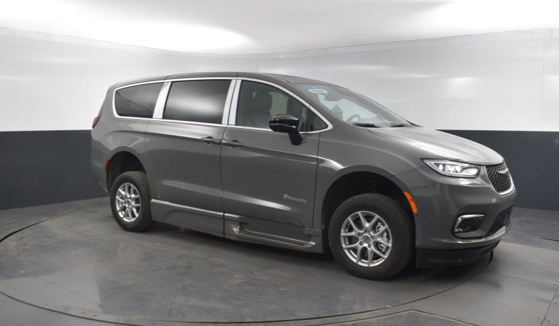 2025 Chrysler Pacifica Safety Plus DVD Sunroof  | NEW BraunAbility XT Power Fold Out Wheelchair Conversion full