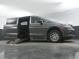 2025 Chrysler Pacifica Safety Plus DVD Sunroof  | NEW BraunAbility XT Power Fold Out Wheelchair Conversion full