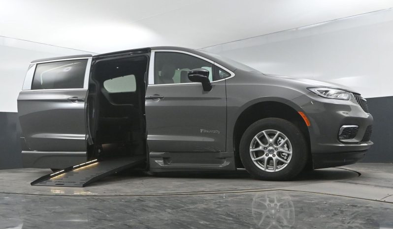 2025 Chrysler Pacifica Safety Plus DVD Sunroof  | NEW BraunAbility XT Power Fold Out Wheelchair Conversion full