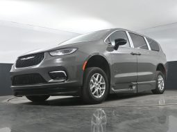 2025 Chrysler Pacifica Safety Plus DVD Sunroof  | NEW BraunAbility XT Power Fold Out Wheelchair Conversion full