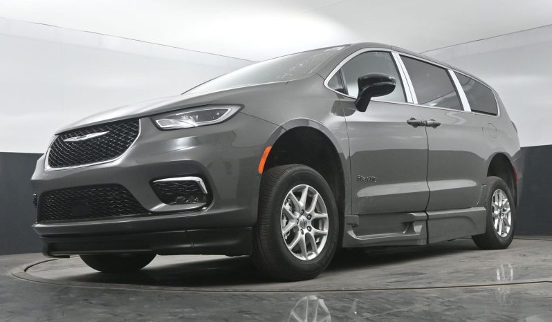 2025 Chrysler Pacifica Safety Plus DVD Sunroof  | NEW BraunAbility XT Power Fold Out Wheelchair Conversion full