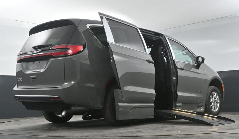 2025 Chrysler Pacifica Safety Plus DVD Sunroof  | NEW BraunAbility XT Power Fold Out Wheelchair Conversion full