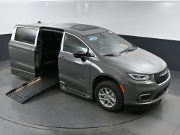 2025 Chrysler Pacifica Safety Plus DVD Sunroof  | NEW BraunAbility XT Power Fold Out Wheelchair Conversion full