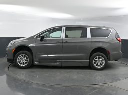 2025 Chrysler Pacifica Safety Plus DVD Sunroof  | NEW BraunAbility XT Power Fold Out Wheelchair Conversion full