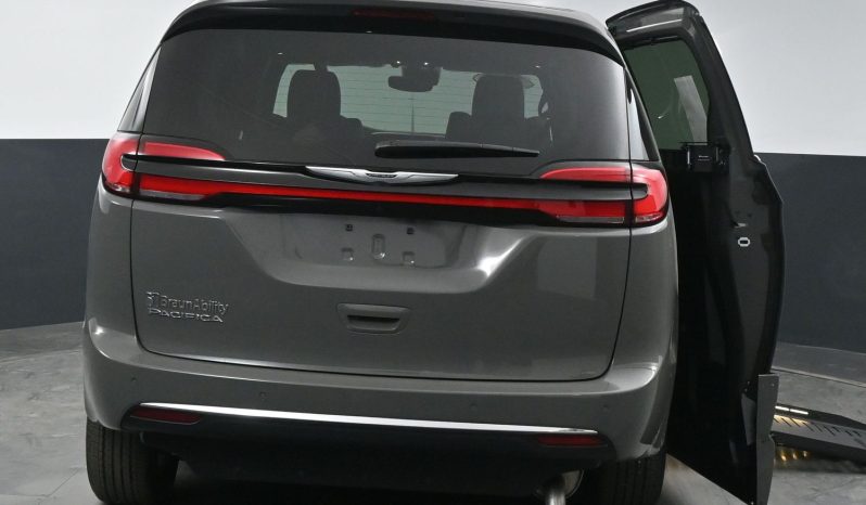 2025 Chrysler Pacifica Safety Plus DVD Sunroof  | NEW BraunAbility XT Power Fold Out Wheelchair Conversion full
