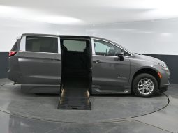 2025 Chrysler Pacifica Safety Plus DVD Sunroof  | NEW BraunAbility XT Power Fold Out Wheelchair Conversion full