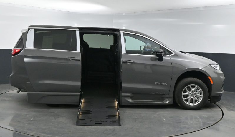 2025 Chrysler Pacifica Safety Plus DVD Sunroof  | NEW BraunAbility XT Power Fold Out Wheelchair Conversion full