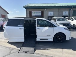 2020 Toyota Sienna SE (Sport) |  BraunAbility Xi Power Infloor Wheelchair Conversion