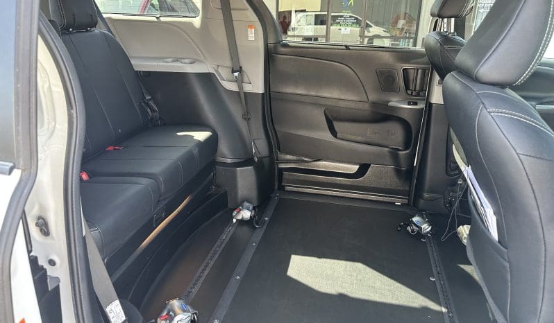 2020 Toyota Sienna SE (Sport) |  BraunAbility Xi Power Infloor Wheelchair Conversion full