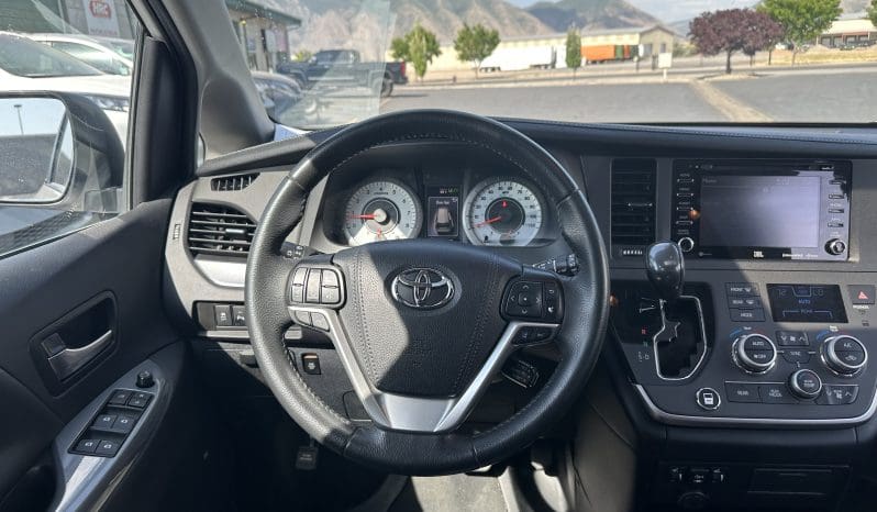2020 Toyota Sienna SE (Sport) |  BraunAbility Xi Power Infloor Wheelchair Conversion full