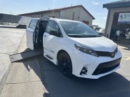 2020 Toyota Sienna SE (Sport) |  BraunAbility Xi Power Infloor Wheelchair Conversion full