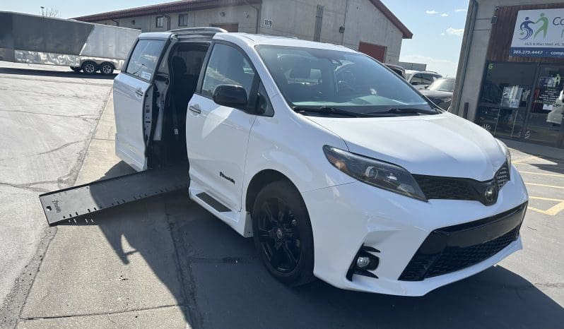 2020 Toyota Sienna SE (Sport) |  BraunAbility Xi Power Infloor Wheelchair Conversion full