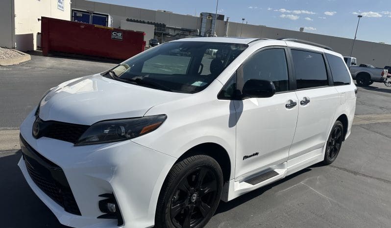 2020 Toyota Sienna SE (Sport) |  BraunAbility Xi Power Infloor Wheelchair Conversion full