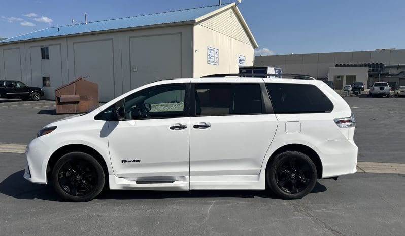 2020 Toyota Sienna SE (Sport) |  BraunAbility Xi Power Infloor Wheelchair Conversion full