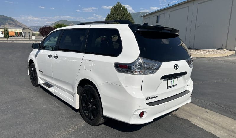 2020 Toyota Sienna SE (Sport) |  BraunAbility Xi Power Infloor Wheelchair Conversion full