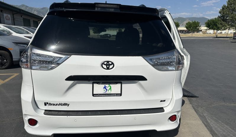 2020 Toyota Sienna SE (Sport) |  BraunAbility Xi Power Infloor Wheelchair Conversion full