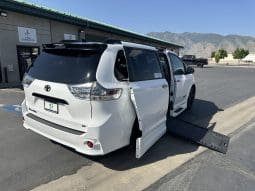 2020 Toyota Sienna SE (Sport) |  BraunAbility Xi Power Infloor Wheelchair Conversion full