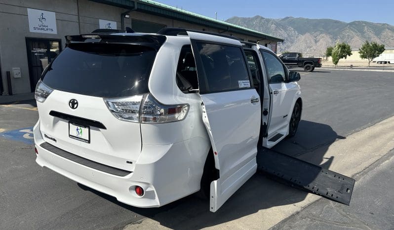 2020 Toyota Sienna SE (Sport) |  BraunAbility Xi Power Infloor Wheelchair Conversion full