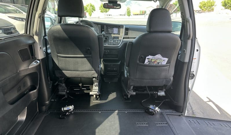 2020 Toyota Sienna SE (Sport) |  BraunAbility Xi Power Infloor Wheelchair Conversion full