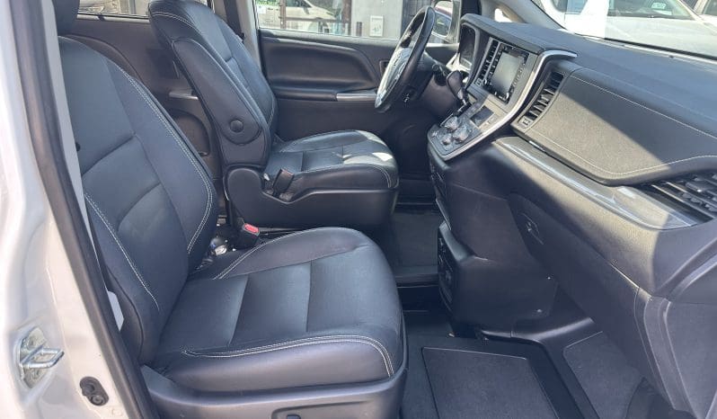 2020 Toyota Sienna SE (Sport) |  BraunAbility Xi Power Infloor Wheelchair Conversion full