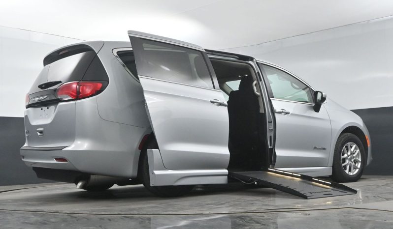 2023 Chrysler Voyager LX  | NEW BraunAbility Entervan II Power Fold Out Wheelchair Conversion full