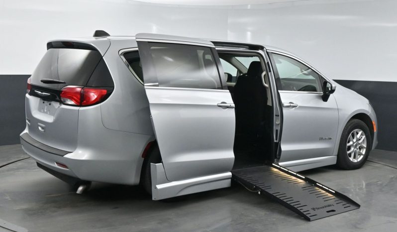 2023 Chrysler Voyager LX  | NEW BraunAbility Entervan II Power Fold Out Wheelchair Conversion full