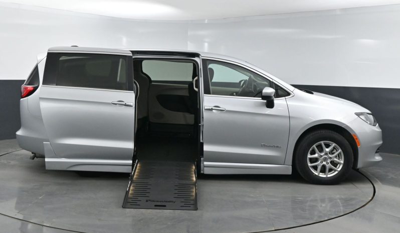 2023 Chrysler Voyager LX  | NEW BraunAbility Entervan II Power Fold Out Wheelchair Conversion full
