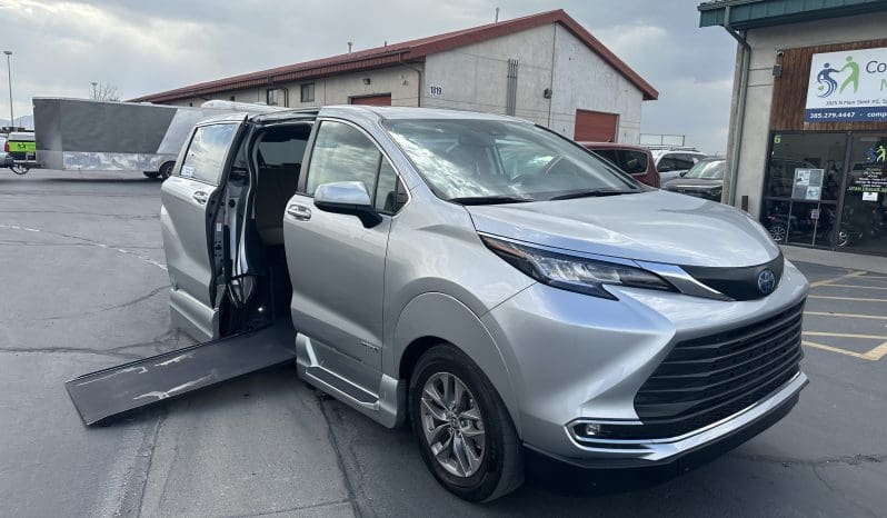 2021 Toyota Sienna Hybrid XLE |  Vantage Mobility Northstar Wheelchair Accessible Conversion full