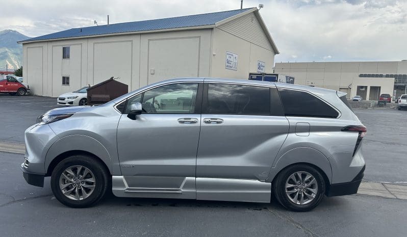 2021 Toyota Sienna Hybrid XLE |  Vantage Mobility Northstar Wheelchair Accessible Conversion full
