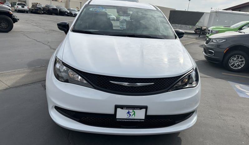 2025 Chrysler Voyager LX  | NEW BraunAbility Manual Rear Entry Wheelchair Conversion full