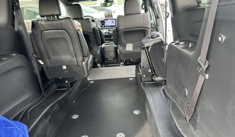 2025 Chrysler Voyager LX  | NEW BraunAbility Manual Rear Entry Wheelchair Conversion full