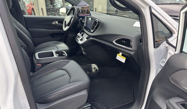 2025 Chrysler Voyager LX  | NEW BraunAbility Manual Rear Entry Wheelchair Conversion full